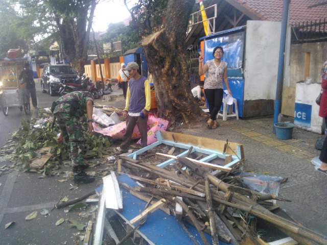 Penertiban PKL di Jalan Lengkong Besar Oleh Kelurahan Balonggede