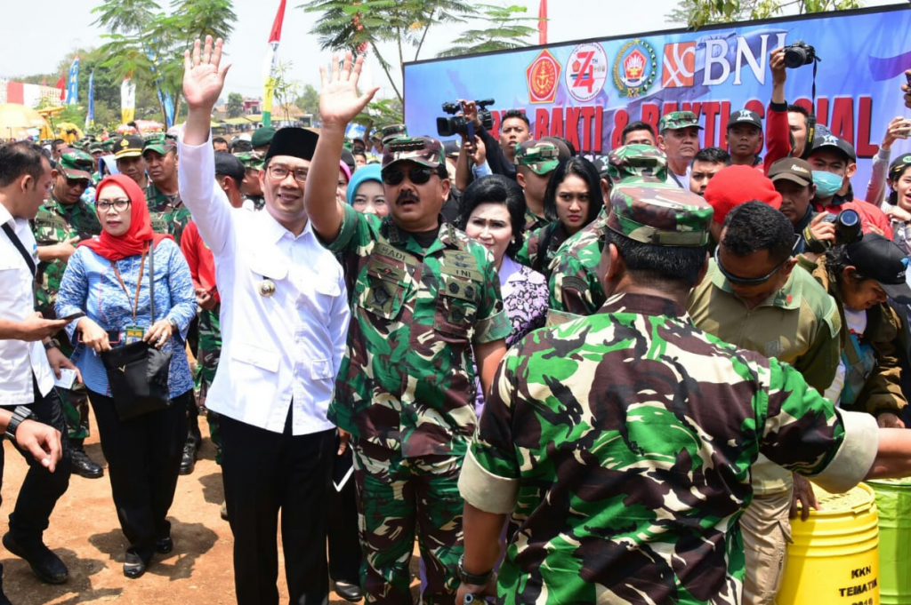 Panglima TNI Cicipi Air Bersih dari Proses Penjernihan Air Sungai Citarum